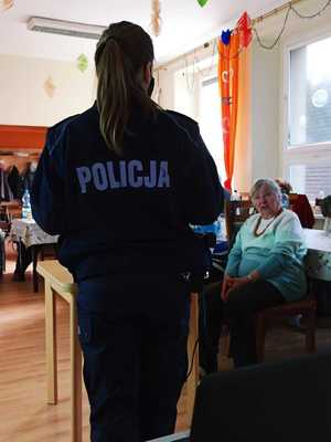 Na zdjęciu widnieje policjantka z kobietą w podeszłym wieku.