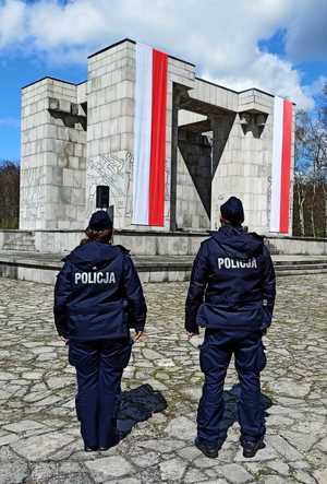 Zdjęcie przedstawia policjantów podczas zabezpieczenia obchodów 100.rocznicy wybuchu III powstania śląskiego.