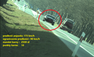 Zdjęcie przedstawia pojazd przekraczający prędkość o 83 km/h.