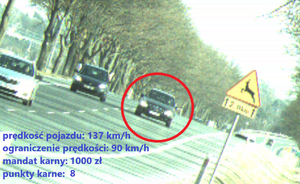 Zdjęcie przedstawia samochód który przekroczył dopuszczalną prędkość.