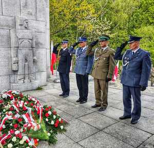 Zdjęcie przedstawia przedstawicieli służb mundurowych składających kwiaty pod Pomnikiem Czynu Powstańczego na Górze Św. Anny.