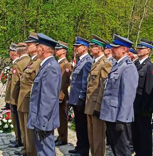 Zdjęcie przedstawia przedstawicieli służb mundurowych.
