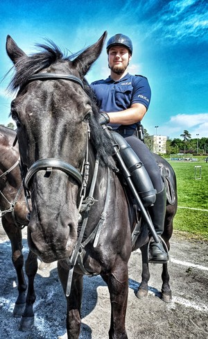 Zdjęcie przedstawia policjanta na koniu.