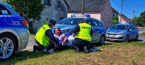 Zdjęcie przedstawia policjantki udzielające pierwszej pomocy