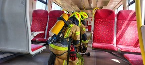 Zdjęcie przedstawia strażaków podczas ćwiczeń zakładających, że pali się pociąg