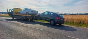 Zdjęcie przedstawia pomoc drogową i dwa pojazdy usuwane z drogi