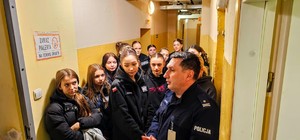 Zdjęcie przestawia uczniów podczas wizyty w Komendzie Powiatowej Policji w Strzelcach Opolskich