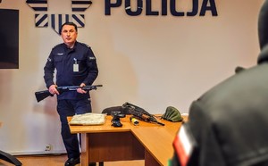Zdjęcie przestawia uczniów podczas wizyty w Komendzie Powiatowej Policji w Strzelcach Opolskich