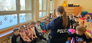 Policjanci podczas spotkania z dziećmi w szkole