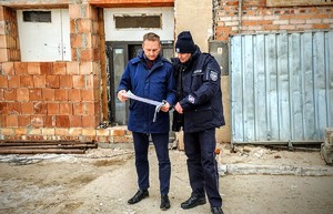 Zdjęcie przestawia Burmistrza Lesnicy oraz Komendanta Powiatowego Policji w Strzelcach Opolskich