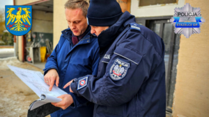 Zdjęcie przestawia Burmistrza Lesnicy oraz Komendanta Powiatowego Policji w Strzelcach Opolskich