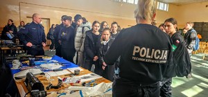 Zdjęcie przedstawia stoisko policyjne podczas targów pracy dla uczniów z CKZiU.