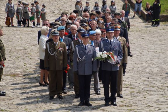 Zastępca Komendanta Wojewódzkiego w Opolu wspólnie z Komendantem Powiatowym Policji w Strzelcach Opolskich składają kwiaty pod Pomnikiem Czynu Powstańczego na Górze Św. Anny
