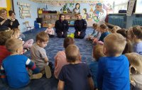 Policjantki rozmawiają z dziećmi o bezpiecznych feriach