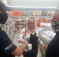 Policjantka podaje maseczkę klientce sklepu