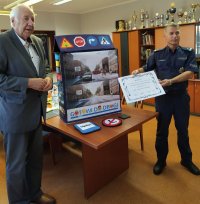 Starosta Strzelecki przekazuje domek edukacyjny Komendantowi Powiatowemu Policji w Strzelcach Opolskich