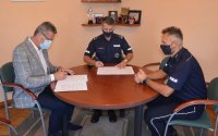 Komendant Powiatowy Policji w Strzelcach Opolskich,  Komendant Komisariatu Policji w Zawadzkiem oraz Burmistrz Zawadzkiego podczas podpisania porozumienia.