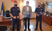Komendant Powiatowy Policji w Strzelcach Opolskich,  Komendant Komisariatu Policji w Zawadzkiem oraz Burmistrz Zawadzkiego po podpisaniu porozumienia.