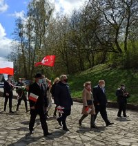 Zdjęcie przedstawia uczestników uroczystości na Górze Św. Anny którzy kierują się z flagami Polski w stronę Pomnika Czynu Powstańczego.