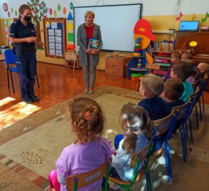 Zdjęcie przedstawia policjantkę  w trakcie prowadzenia spotkania profilaktycznego z dziećmi.