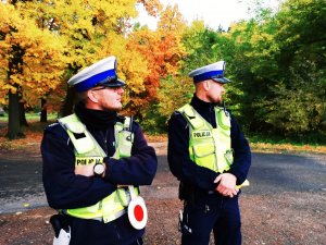 Zdjęcie przedstawia policjantów ruchu drogowego w trakcie badań trzeźwości.