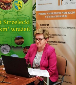 Zdjęcie przedstawia Panią Mirosławę Stańczak, Dyrektor Poradni Psychologiczno-Pedagogicznej w Strzelcach Opolskich podczas konferencji.