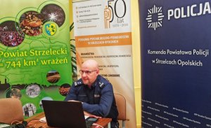 Zdjęcie przedstawia Komendanta Powiatowego Policji w Strzelcach Opolskich ml.insp. Jarosława Roszczaka podczas konferencji.