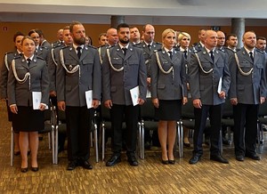 Zdjęcie przedstawia mianowanych policjantów.