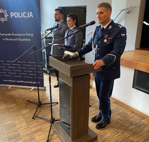 Zdjęcie przedstawia Zastępce Komendanta Wojewódzkiego Policji w Opolu mł. insp. Jacka Basika podczas przemówienia.