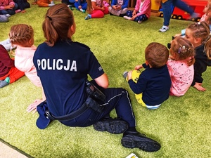 Zdjęcie przedstawia policjantów podczas rozmowy z dziećmi.