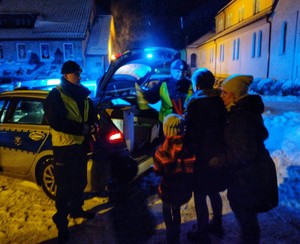 Zdjęcie przedstawia policjantów rozdających odblaski.