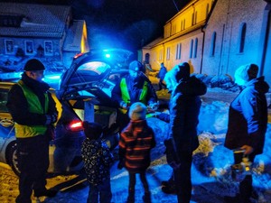 Zdjęcie przedstawia policjantów rozdających odblaski.