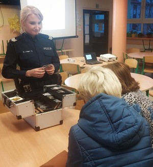 Zdjęcie przedstawia policjantkę podczas spotkania profilaktycznego.