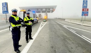 Zdjęcie przedstawia policjantów na autostradzie A4.