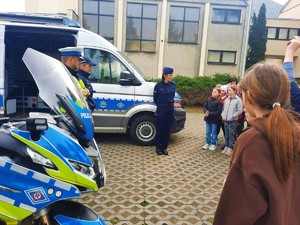 Zdjęcie przedstawia spotkanie uczniów z policjantami.