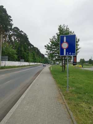 Zdjęcie przedstawia jezdnię oraz znaki drogowe.