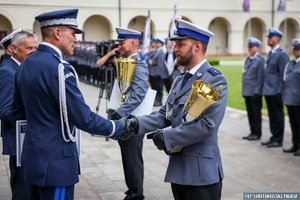 Zdjęcie przedstawia policjantów.