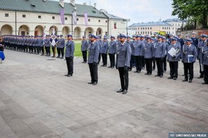 Zdjęcie przestawia policjantów.