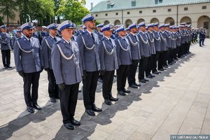 Zdjęcie przestawia policjantów.