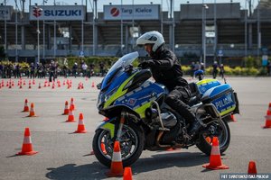 Zdjęcie przestawia policjanta na motocyklu.