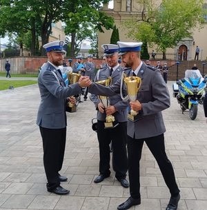 Zdjęcie przedstawia policjantów.