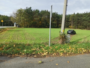 Zdjęcie przedstawia pojazd po zjechaniu z jedni w pole