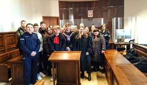 Zdjęcie przedstawia uczniów podczas wizyty w sądzie.