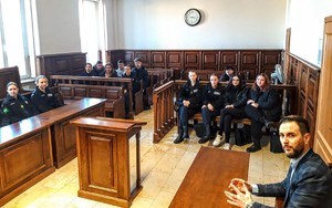 Zdjęcie przedstawia uczniów podczas wizyty w Sądzie.