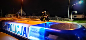 Zdjęcie przedstawia policjanta podczas kontroli drogowej.