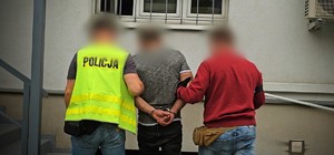 Zdjęcie przedstawia dwóch policjantów z zatrzymanym.