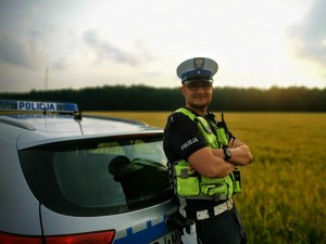 Zdjęcie przestawia policjanta.