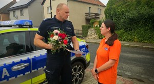 Zdjęcie przedstawia Komendanta Powiatowego Policji w Strzelcach Opolskich ze zgłaszającą interwencję kobietą.