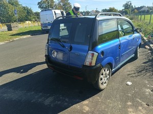 Zdjęcie przedstawia microcar podczas kontroli drogowej.