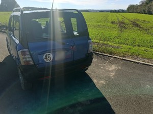 Zdjęcie przedstawia microcar podczas kontroli drogowej.